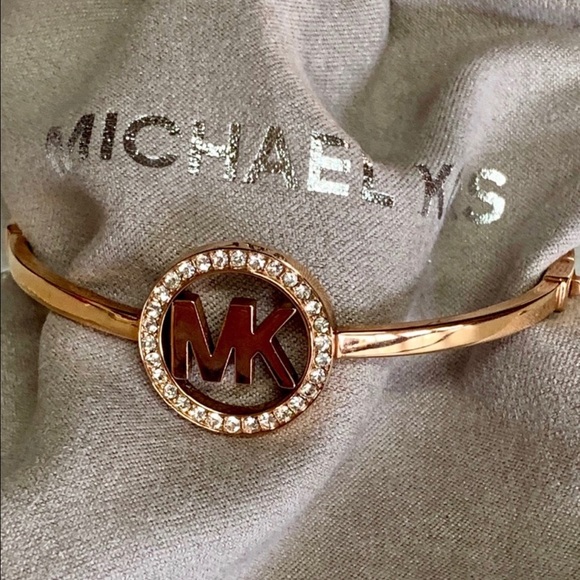 ⭐️MICHAEL KORS 🌹ROSE TONE CRYSTAL LOGO BANGLE GUC - Picture 1 of 16